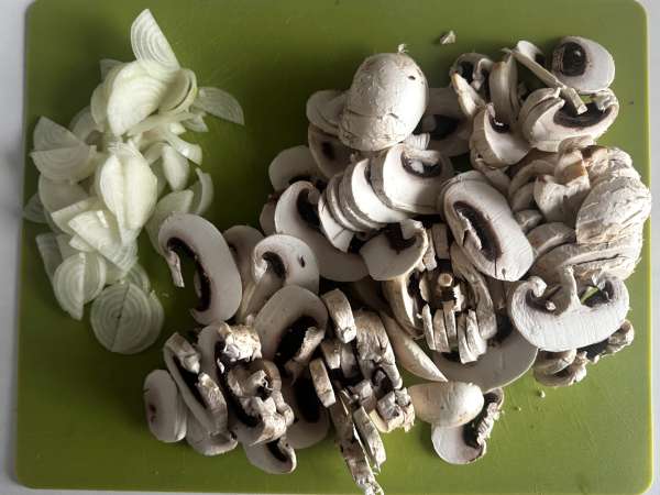 Zuppa ungherese ai funghi cremosa con paprika e aneto - Preparazione tappa 1