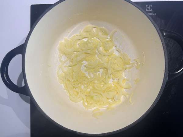 Zuppa ungherese ai funghi cremosa con paprika e aneto - Preparazione tappa 2
