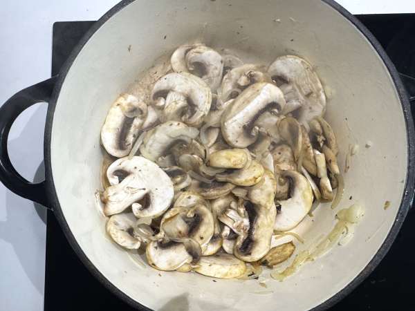 Zuppa ungherese ai funghi cremosa con paprika e aneto - Preparazione tappa 3