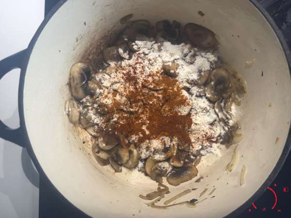 Zuppa ungherese ai funghi cremosa con paprika e aneto - Preparazione tappa 4