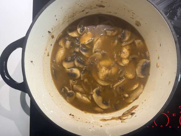 Zuppa ungherese ai funghi cremosa con paprika e aneto - Preparazione tappa 5