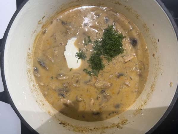 Zuppa ungherese ai funghi cremosa con paprika e aneto - Preparazione tappa 7
