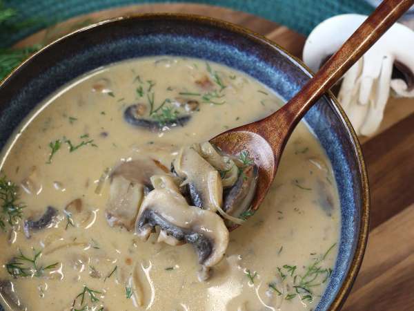 Zuppa ungherese ai funghi cremosa con paprika e aneto - Preparazione tappa 8