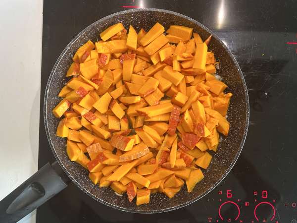 Strudel salato di zucca potimarron e feta con pasta sfoglia croccante - Preparazione tappa 3