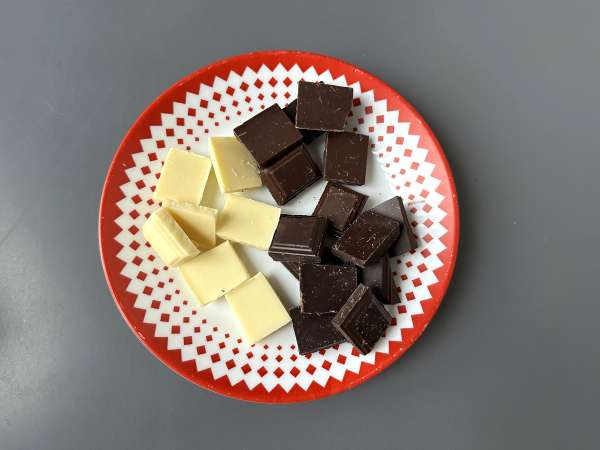 Mendiants al cioccolato con frutta secca: cioccolatini croccanti fatti in casa - Preparazione tappa 1