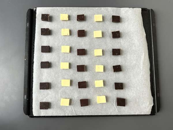 Mendiants al cioccolato con frutta secca: cioccolatini croccanti fatti in casa - Preparazione tappa 2