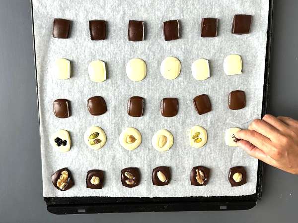 Mendiants al cioccolato con frutta secca: cioccolatini croccanti fatti in casa - Preparazione tappa 4