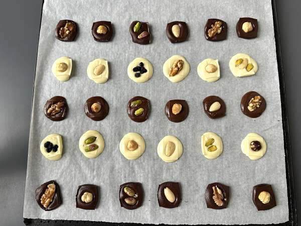 Mendiants al cioccolato con frutta secca: cioccolatini croccanti fatti in casa - Preparazione tappa 5
