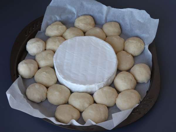 Corona di pan brioche con brie al forno: l'antipasto caldo e filante da condividere - Preparazione tappa 10