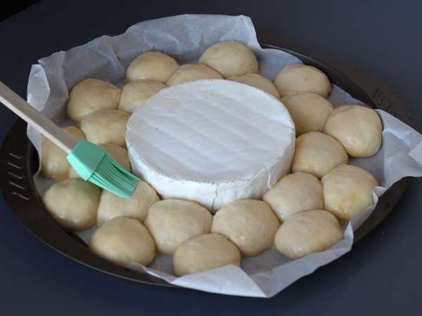 Corona di pan brioche con brie al forno: l'antipasto caldo e filante da condividere - Preparazione tappa 12