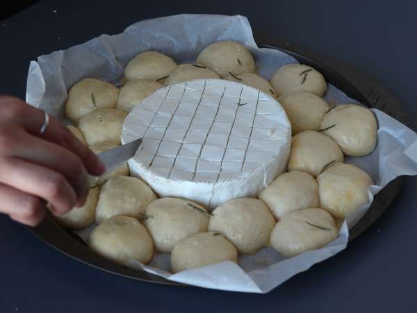 Corona di pan brioche con brie al forno: l'antipasto caldo e filante da condividere - Preparazione tappa 13