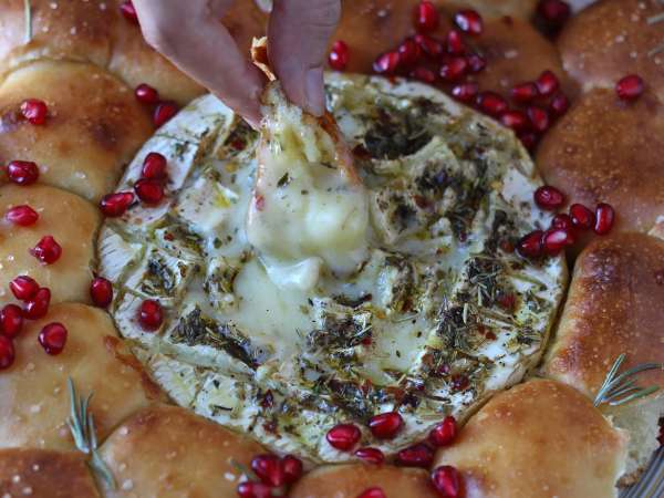 Corona di pan brioche con brie al forno: l'antipasto caldo e filante da condividere - Preparazione tappa 17