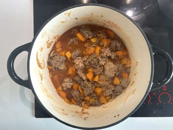 Zucca e carne macinata in pentola: una ricetta cremosa e speziata - Preparazione tappa 4