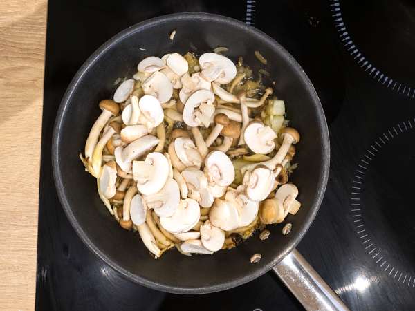 Pasta cremosa con funghi shimeji e champignon - Preparazione tappa 4