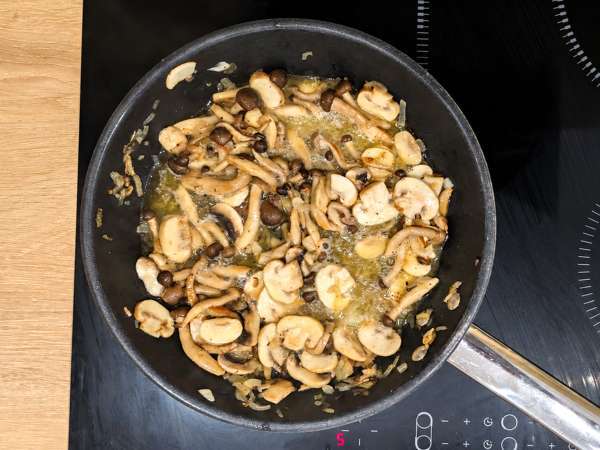 Pasta cremosa con funghi shimeji e champignon - Preparazione tappa 5