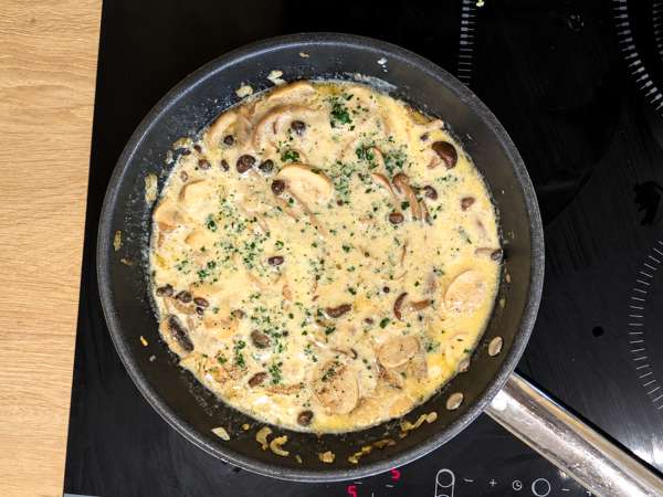 Pasta cremosa con funghi shimeji e champignon - Preparazione tappa 6