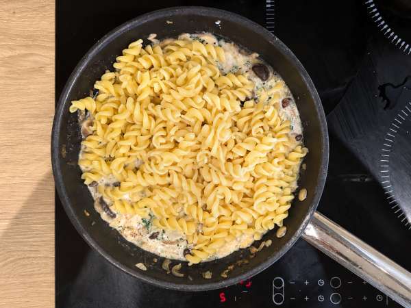 Pasta cremosa con funghi shimeji e champignon - Preparazione tappa 7