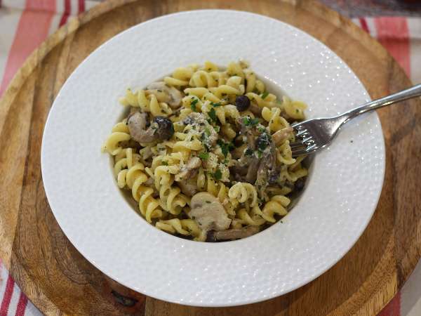 Pasta cremosa con funghi shimeji e champignon - Preparazione tappa 8