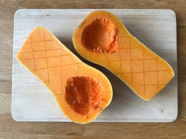 Zucca butternut ripiena di lenticchie e halloumi: ricetta vegetariana ricca di sapore - Preparazione tappa 1