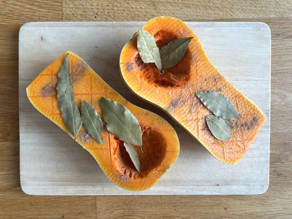 Zucca butternut ripiena di lenticchie e halloumi: ricetta vegetariana ricca di sapore - Preparazione tappa 2