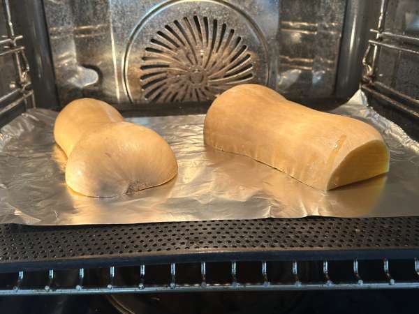 Zucca butternut ripiena di lenticchie e halloumi: ricetta vegetariana ricca di sapore - Preparazione tappa 3