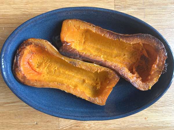 Zucca butternut ripiena di lenticchie e halloumi: ricetta vegetariana ricca di sapore - Preparazione tappa 9