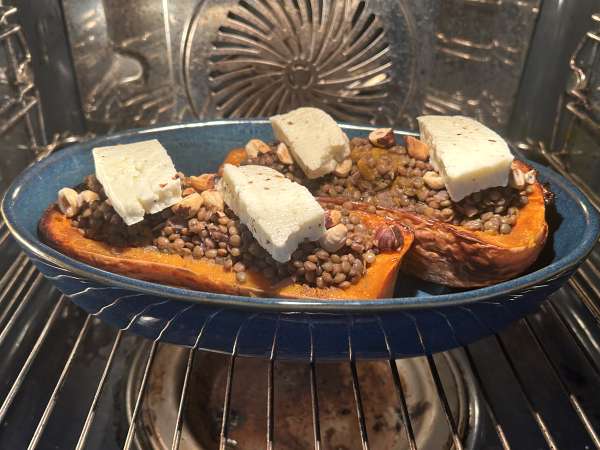 Zucca butternut ripiena di lenticchie e halloumi: ricetta vegetariana ricca di sapore - Preparazione tappa 11