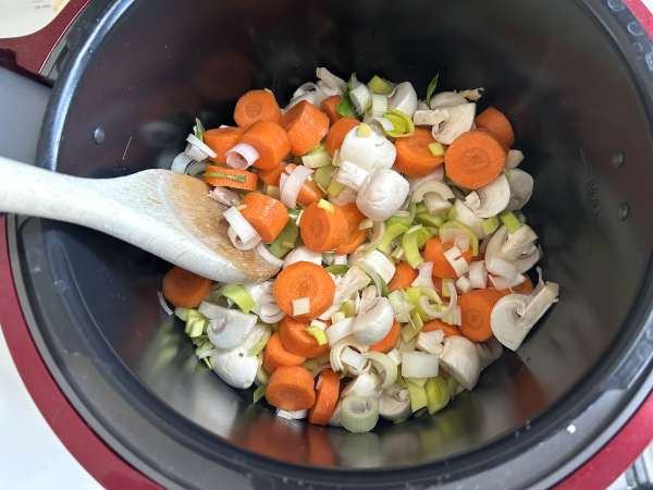 Blanquette di pollo con cookeo: ricetta cremosa con funghi e carote - Preparazione tappa 4