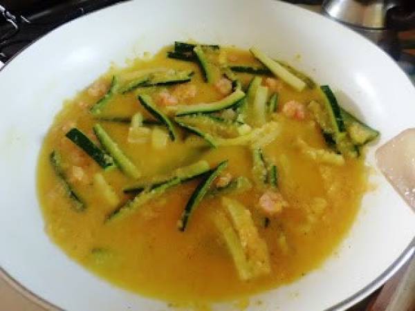 Spaghetti agrumati con gamberetti e zucchine - Preparazione tappa 2