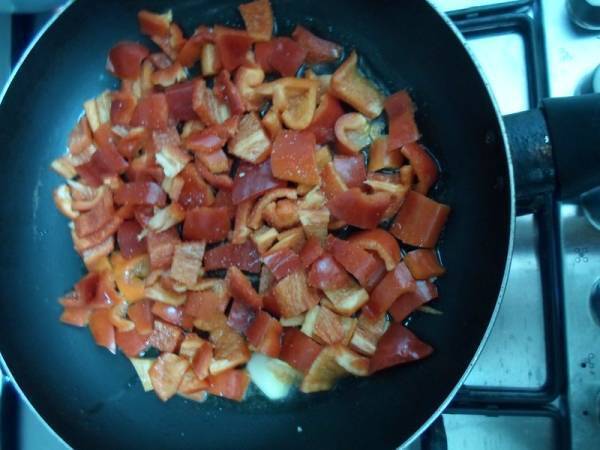 Panini napoletani con peperoni e pancetta, ottimi per gli intolleranti al lattosio - Preparazione tappa 2