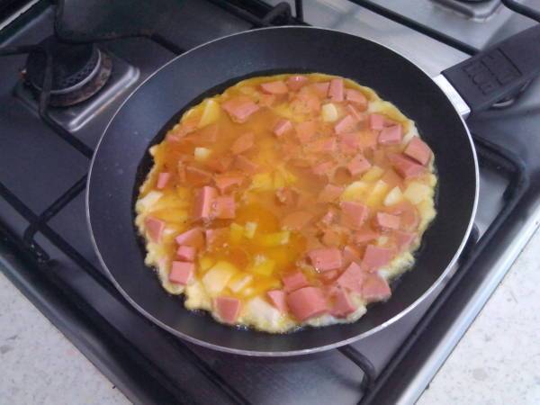 Frittata con wurstel e formaggio filante - Preparazione tappa 3