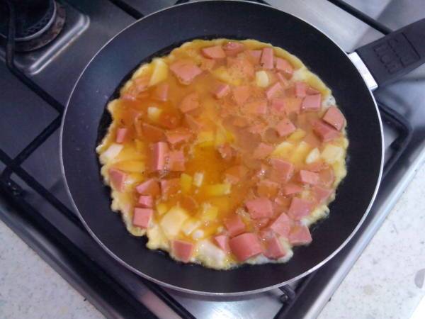 Frittata con wurstel e formaggio filante - Preparazione tappa 4