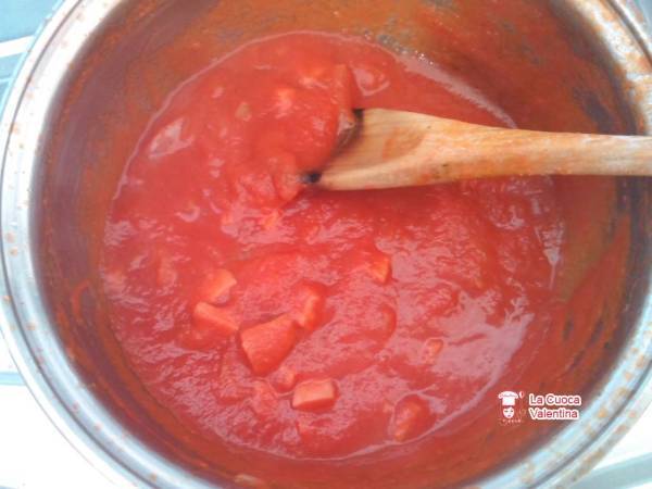 Salsa di pomodoro e pelati con wurstel - Preparazione tappa 2