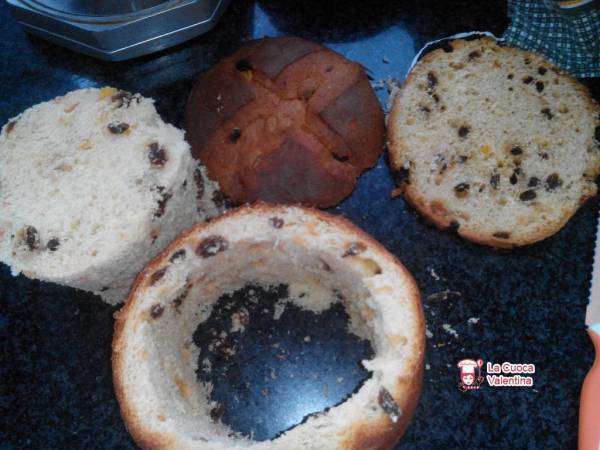 Panettone ricoperto con ganache al cioccolato farcito con panna e granella di mandorle - Preparazione tappa 1