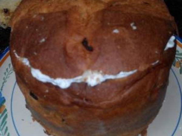 Panettone ricoperto con ganache al cioccolato farcito con panna e granella di mandorle - Preparazione tappa 2