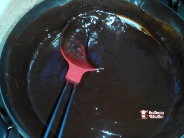 Panettone ricoperto con ganache al cioccolato farcito con panna e granella di mandorle - Preparazione tappa 3