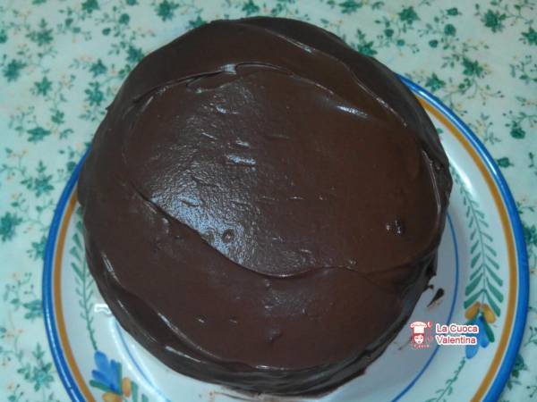 Panettone ricoperto con ganache al cioccolato farcito con panna e granella di mandorle - Preparazione tappa 4