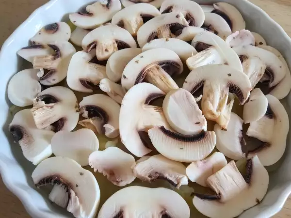 Tortino di patate e funghi al forno con mozzarella: ricetta facile e gustosa - Preparazione tappa 3