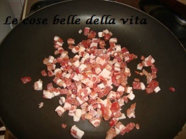 Mezze penne con zucchina pancetta e pomodorini - Preparazione tappa 1