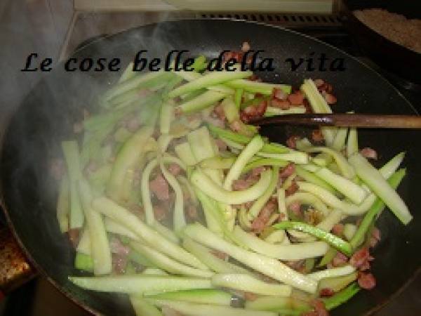 Mezze penne con zucchina pancetta e pomodorini - Preparazione tappa 2