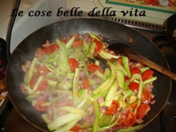Mezze penne con zucchina pancetta e pomodorini - Preparazione tappa 3