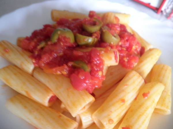 Rigatoni con olive verdi pomodoro e origano - Preparazione tappa 1