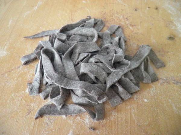 Tagliatelle al cacao fatte a mano facilissime - Preparazione tappa 1