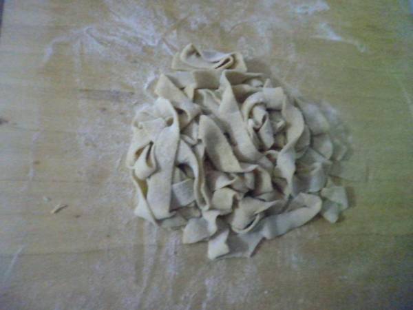 Tagliatelle fatte a mano aromatizzate alla cannella - Preparazione tappa 1