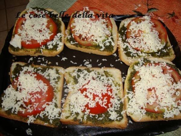 Crostoni di pane con pesto e pomodoro - Preparazione tappa 1