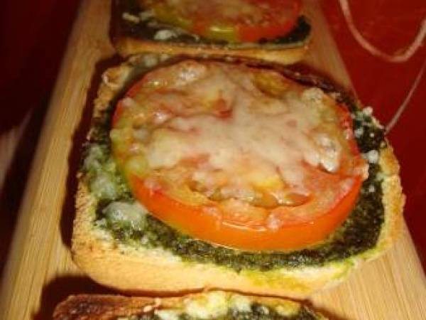 Crostoni di pane con pesto e pomodoro - Preparazione tappa 2