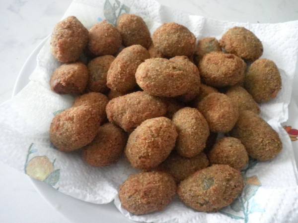 Olive di Cerignola farcite con salsiccia panate e fritte - Preparazione tappa 1