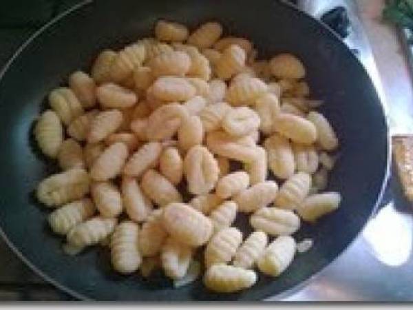 Gnocchi speck e pistacchio in salsa di grana - Preparazione tappa 2