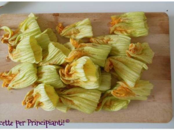 Risotto integrale con zucchine e fiori di zucca (vegano) - Preparazione tappa 1