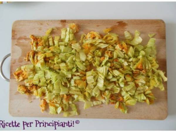 Risotto integrale con zucchine e fiori di zucca (vegano) - Preparazione tappa 2